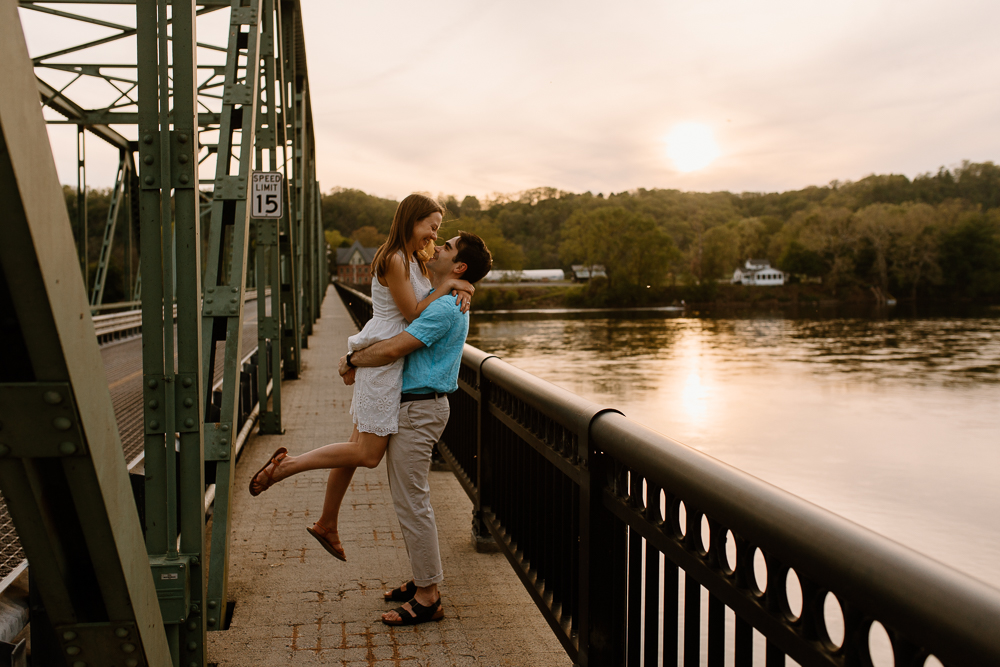 couple kissing on a bridge over the delaware river